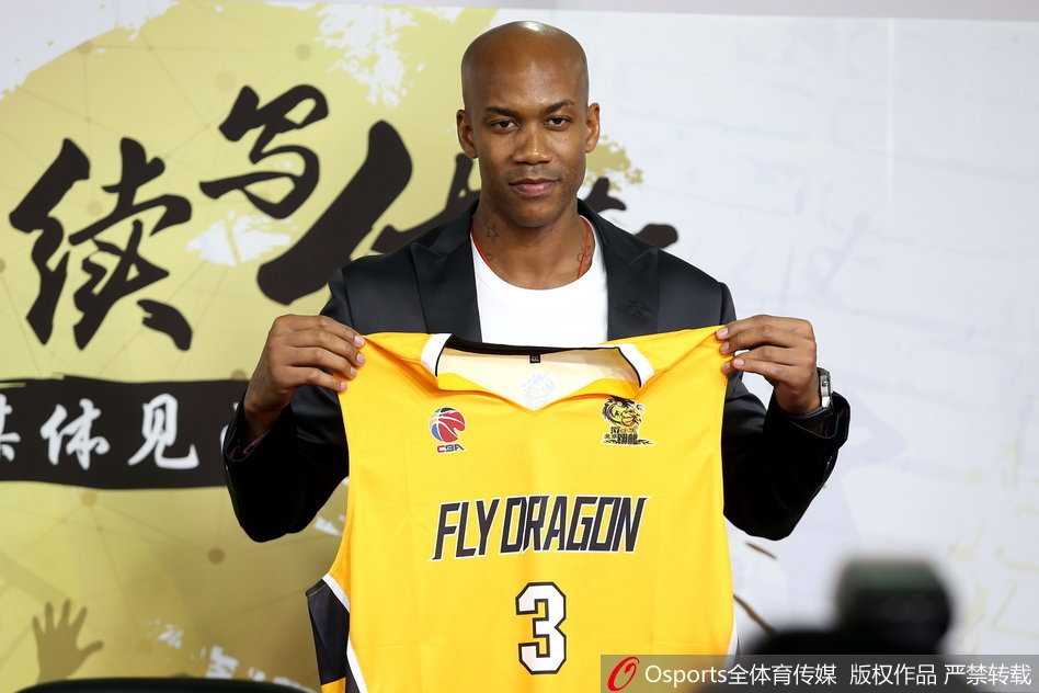 四十岁的不惑之年，马布里眼神依旧坚毅，面对全新挑战，他嘴角微扬，仿佛在说‘这不过是北京故事的又一个精彩章节’。