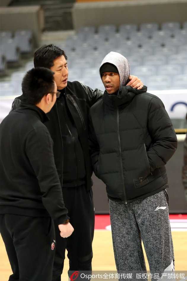 马布里大汗淋漓用球衣擦拭脸庞，疲惫中透露出满足感，这是属于硬汉的勋章