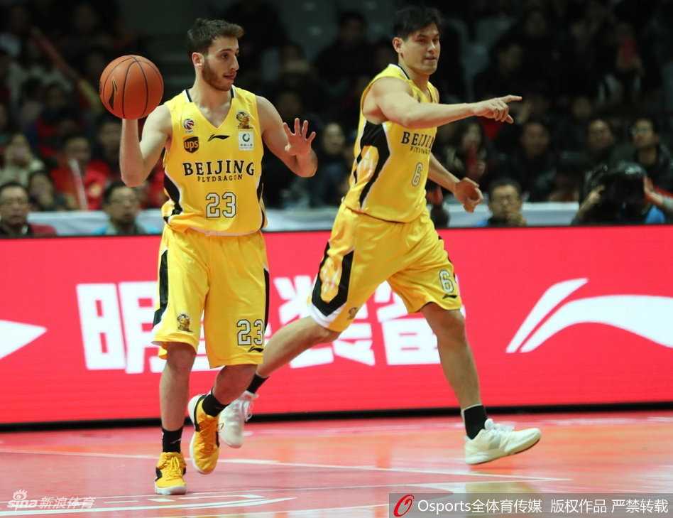 北控队外援兰多夫篮下强攻，面对八一队两名内线球员的包夹防守，依然强势将球放进篮筐，彰显内线统治力