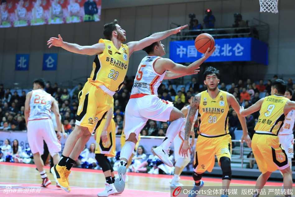 八一队核心雷蒙外线持球，面对防守球员做出三分投射动作，皮球即将离手，现场气氛紧张到了极点