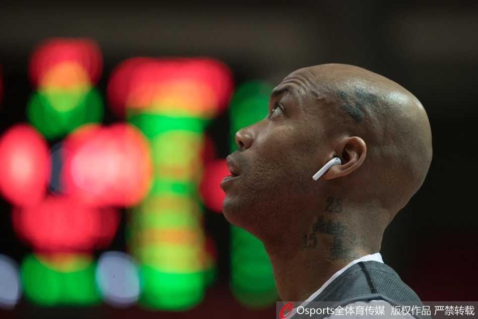 马布里领衔北控蓄势待发,京城新篇章静待CBA新赛季检验 在球队训练课上,马布里戴着耳机聆听节奏,仿佛在音乐的节拍中寻找新赛季的赛场旋律。