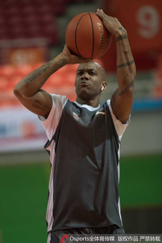 马布里领衔北控蓄势待发,京城新篇章静待CBA新赛季检验 训练间隙,马布里神情专注地聆听教练布置,尽管年届四十,他依然是球场上最认真的那个领袖。