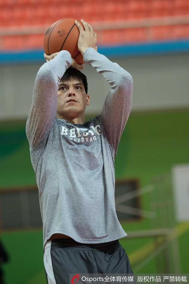 马布里领衔北控蓄势待发,京城新篇章静待CBA新赛季检验 备战训练中的马布里表情坚毅,汗水浸透衣衫,这位北京篮球的功勋人物正全力融入新团队。