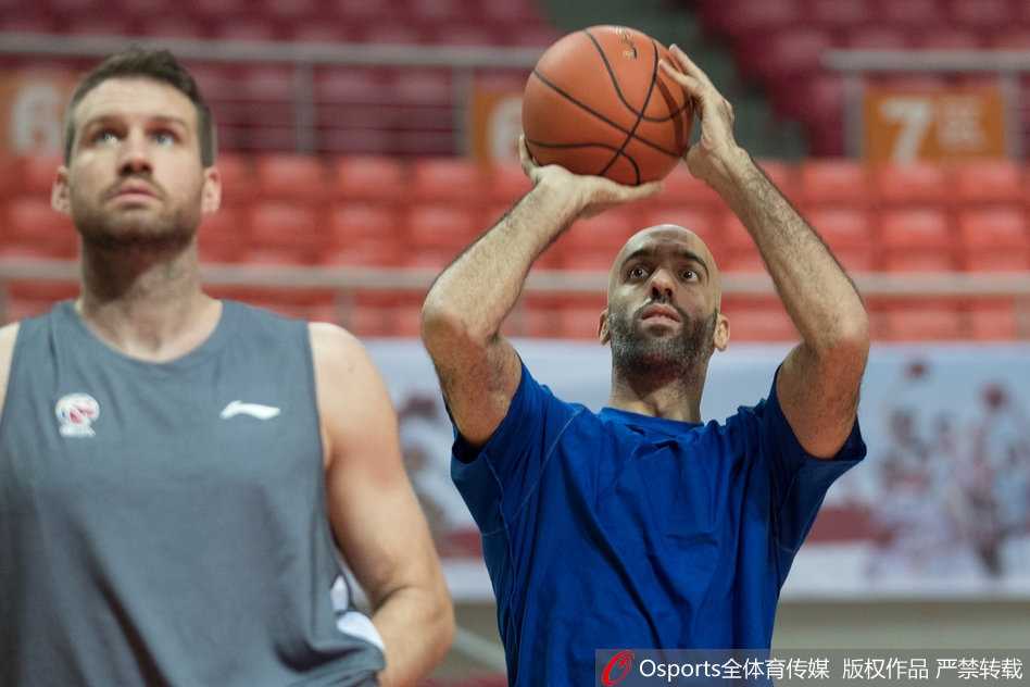 马布里领衔北控蓄势待发,京城新篇章静待CBA新赛季检验 训练结束后,马布里与队友击掌互相鼓励,新赛季的北控男篮凝聚力和化学反应正在逐步建立。