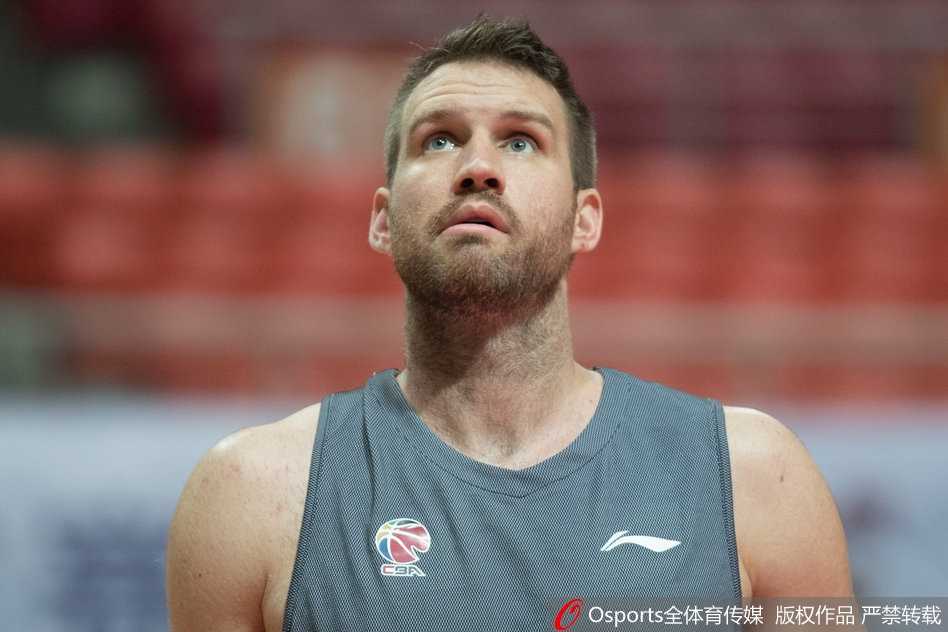 马布里领衔北控蓄势待发,京城新篇章静待CBA新赛季检验 在分组对抗中,马布里突破防线,他那标志性的上篮动作依然是对手难以破解的难题。