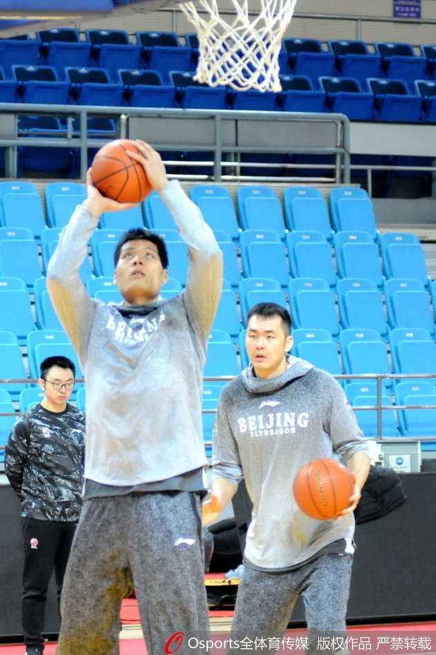 大汗淋漓的马布里双手撑膝大口喘气，汗水顺着脸颊滴落在木地板上，虽然疲惫不堪，但他的嘴角依然挂着对篮球最纯粹的热爱与享受。