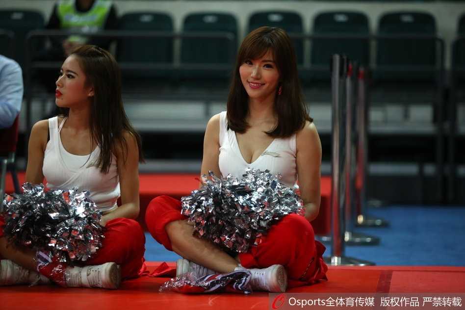 魅力无限:赛场上的精灵舞者演绎篮球新时尚 舞动中的她仿佛自带光芒,即使是在高速旋转中,也能捕捉到她回眸一笑的瞬间。那笑容干净而明媚,眼神清澈透亮,既有少女的娇羞,又有舞者的自信,宛如夏日里的一缕清风,沁人心脾。