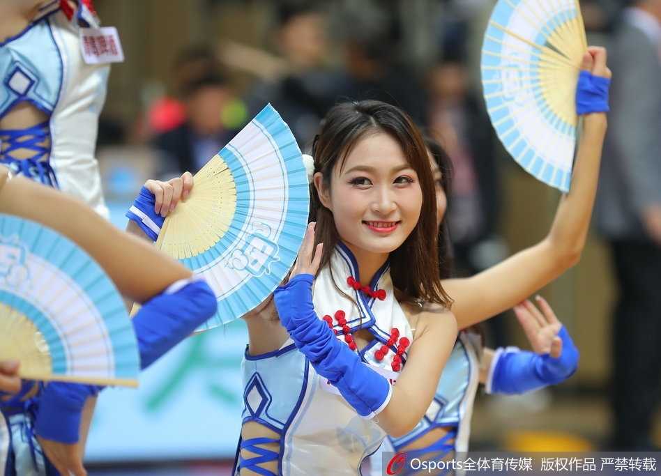 魅力无限:赛场上的精灵舞者演绎篮球新时尚 即使是静态的照片,也能感受到她眼神中流动的魅惑。她凝视着远方,嘴角带着一丝若有若无的笑意,仿佛在向某个特定的方向释放着电力。那精致的妆容和自信的气场,让她在人群中显得格外耀眼,无愧于赛场女神的称号。