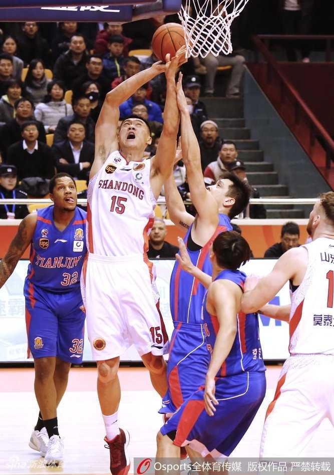 尽管大比分落后，天津队老将杰特依旧拼尽全力，他迎着防守悍将张春军高高跃起，试图用一记急停跳投为球队续命，诠释了何为永不言弃的体育精神。
