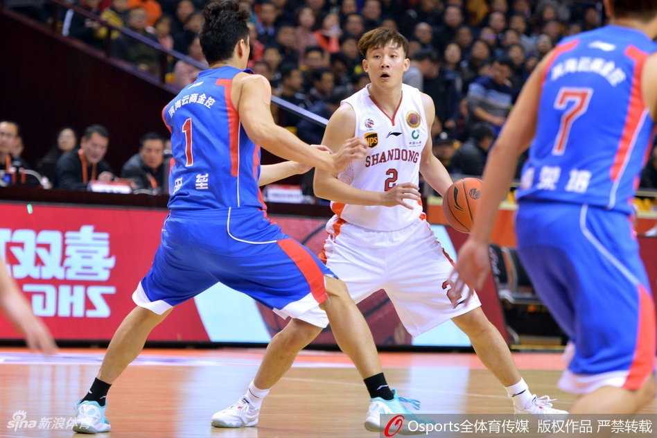 天津队外援杰特持球组织进攻，面对老东家山东队的严密防守，他眼神坚定，试图用自己丰富的经验撕开防线，为队友创造得分良机。