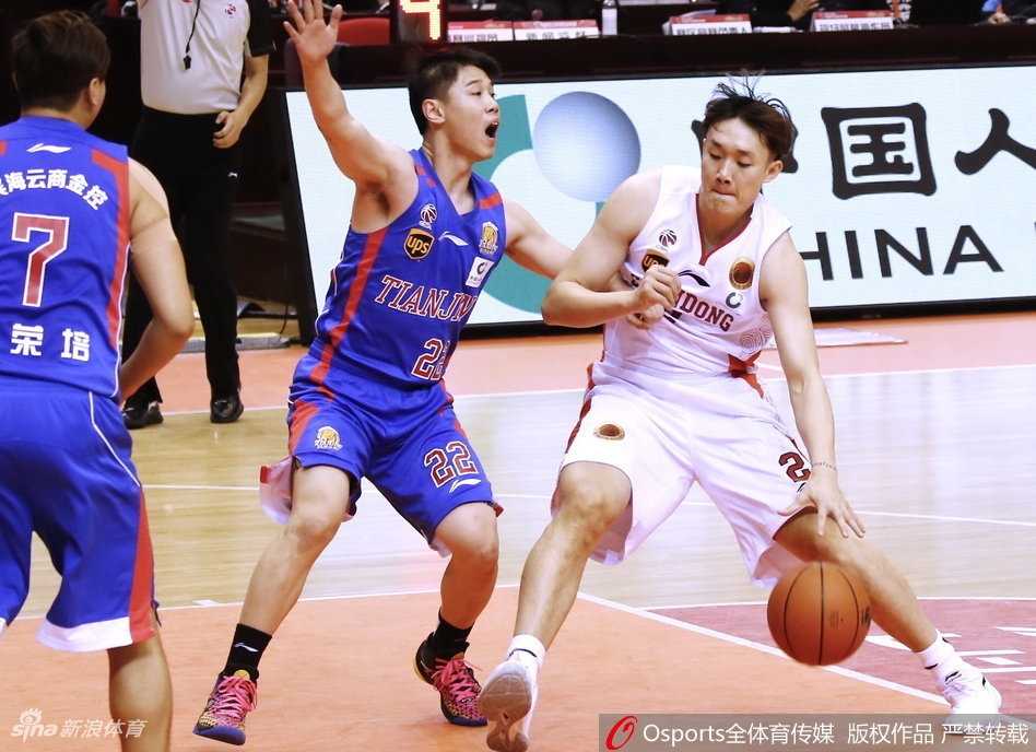 终场哨响，比分定格在123-114，获胜的山东队球员们聚拢在一起，场边的球迷们也纷纷起身鼓掌，共同庆祝这场来之不易的主场胜利。