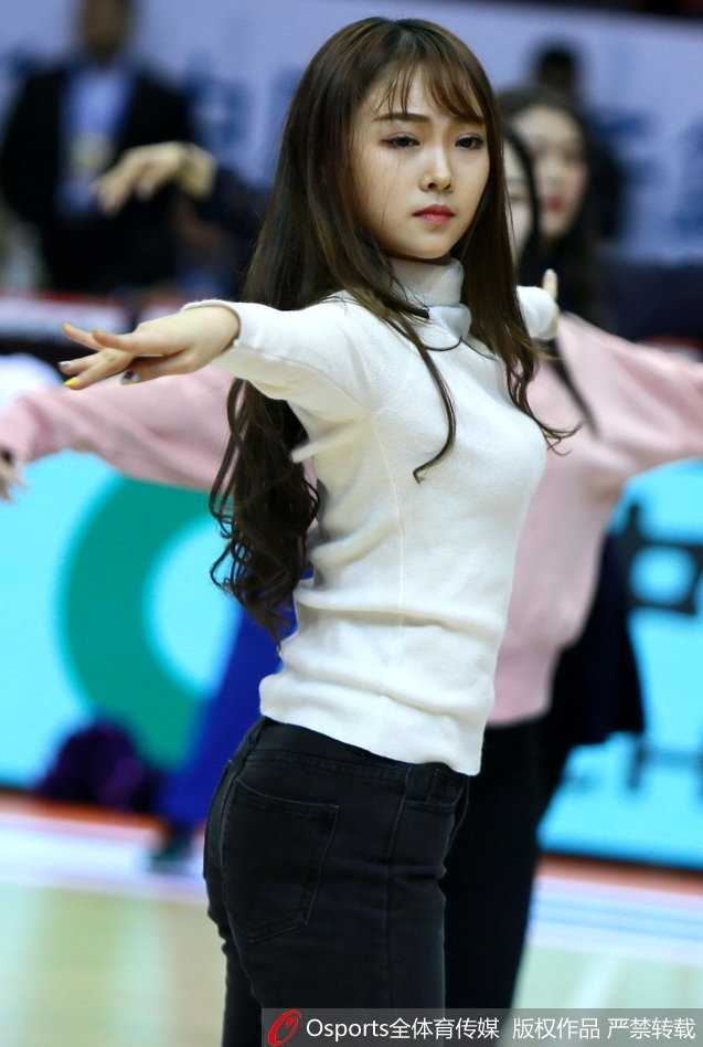 镜头拉近，这位漂亮的篮球宝贝眉头微蹙，轻咬嘴唇，正对着镜子调整自己的发型，嗔怒的样子透着一股不服输的认真劲儿。