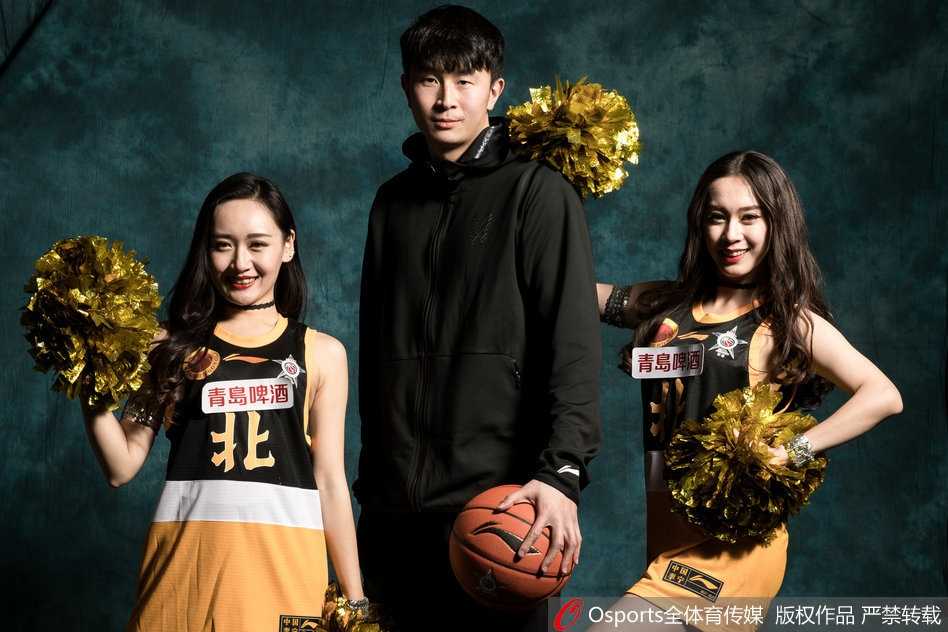 清华大学男篮的队员们在镜头前活力十足，齐麟双手抱胸展现出核心球员的担当，他们带着校园的荣耀走进职业球场，笑容里写满了对未知挑战的期待。