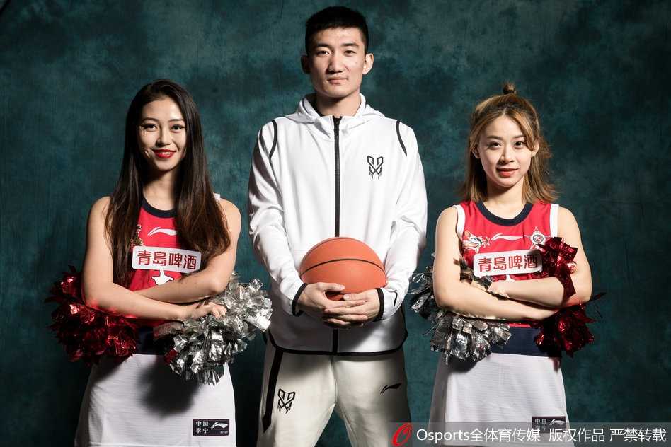 北京大学男篮的球员们身着便装亮相，王少杰站在中间神态自若，张宁眼神炯炯有神，他们代表着校园篮球的最高水平，即将向职业舞台发起强有力的冲击。