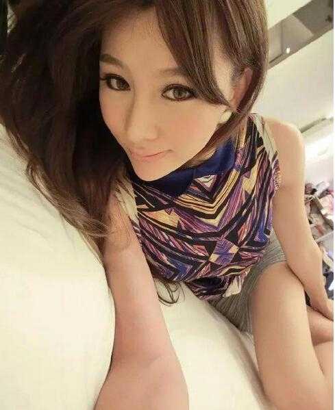 鹭岛明珠:洪紫婷的篮球宝贝绮丽物语 背对镜头的洪紫婷回眸一笑,马尾辫轻轻甩动,运动背心露出的美背线条流畅,展现了女性背部独有的力量美感。