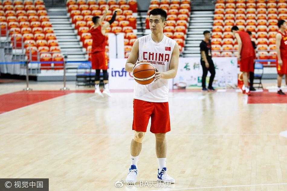 伊朗队球员在约旦队员的严密防守下强行出手，脸上写满了疲惫与迷茫，曾经横扫亚洲的霸气已荡然无存。