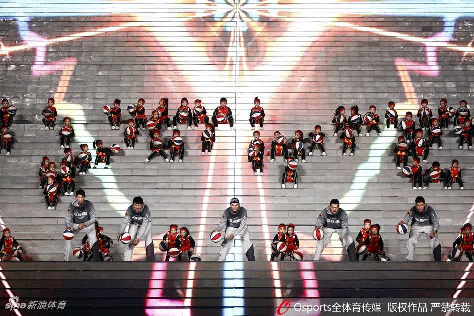 在泰山脚下宏伟的春晚分会场舞台，山东男篮的硬汉们一改赛场上的严肃，面带质朴笑容，笔直站立，向全国球迷挥手拜年。