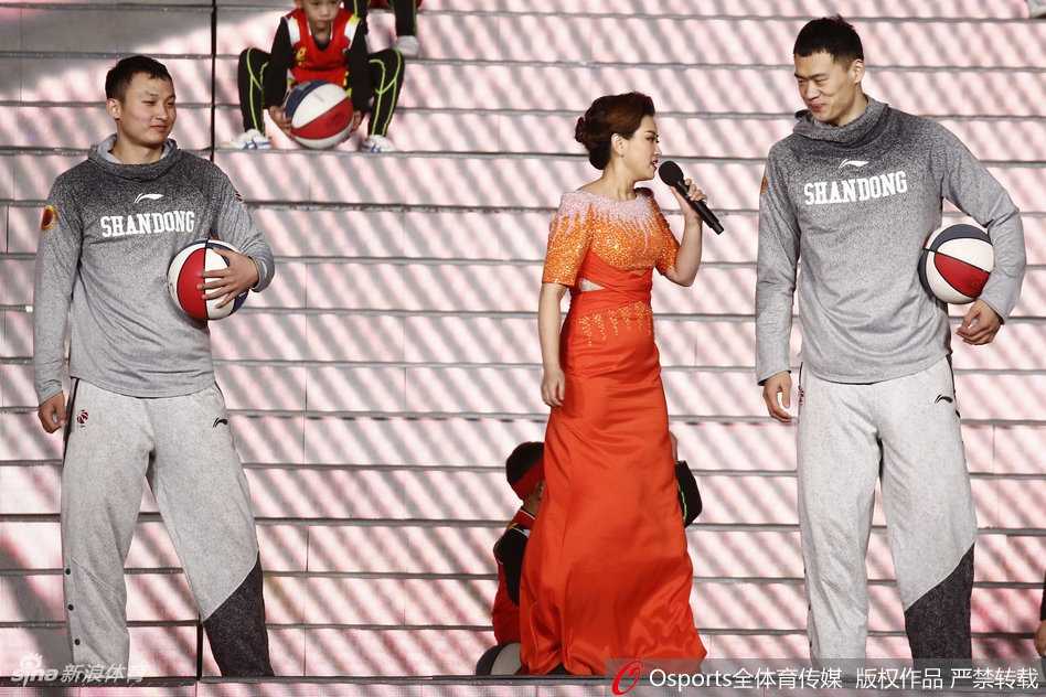 舞台灯光璀璨，队长吴轲作为代表，手持话筒接受采访，身后的背景板上映出“泰山”字样，他正将山东男篮的祝福传递给千家万户。