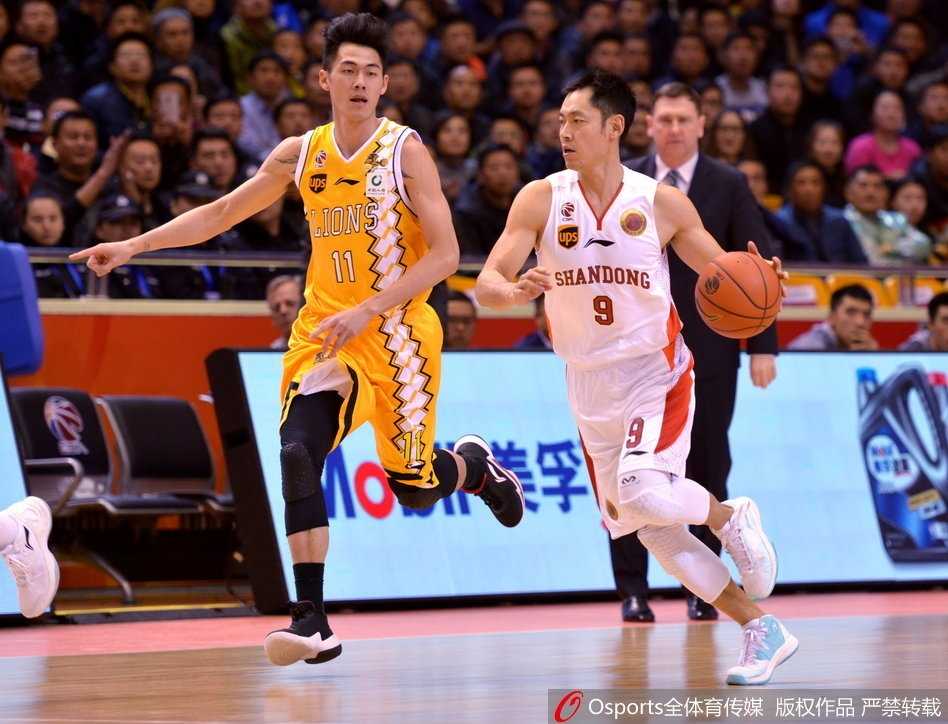 齐鲁三军用命加时降服广厦军团 福特森面对防守后撤步三分出手,全场砍下55分的他眼中燃烧着不甘与怒火