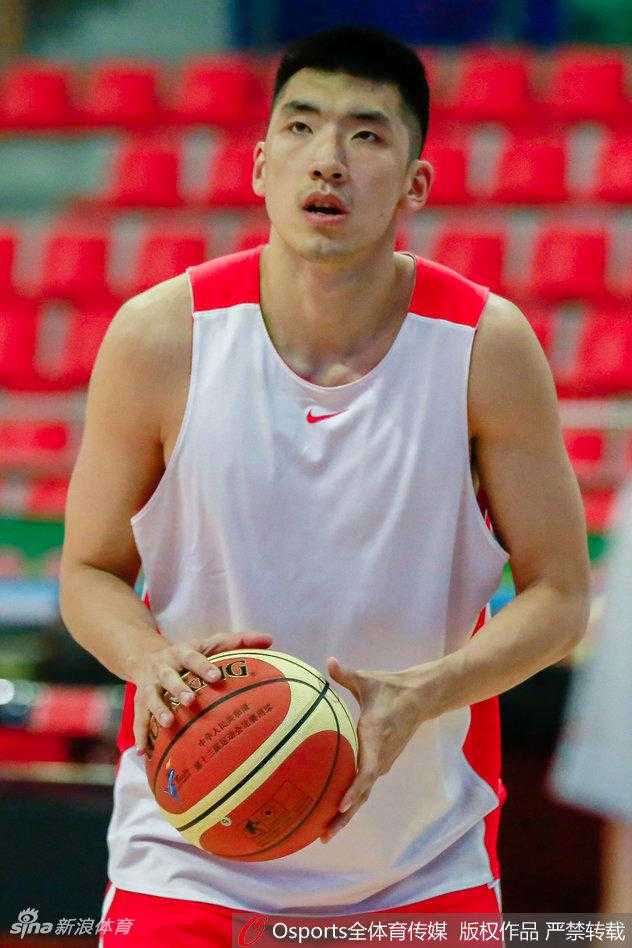 齐鲁之星闪耀塞上:丁彦雨航携“洗剪吹”新发型率山东男篮全运会预赛出征 训练结束后的丁彦雨航大汗淋漓,他随意地用毛巾擦着汗,新发型虽然有些凌乱,但却透着一股硬汉的随性与洒脱。