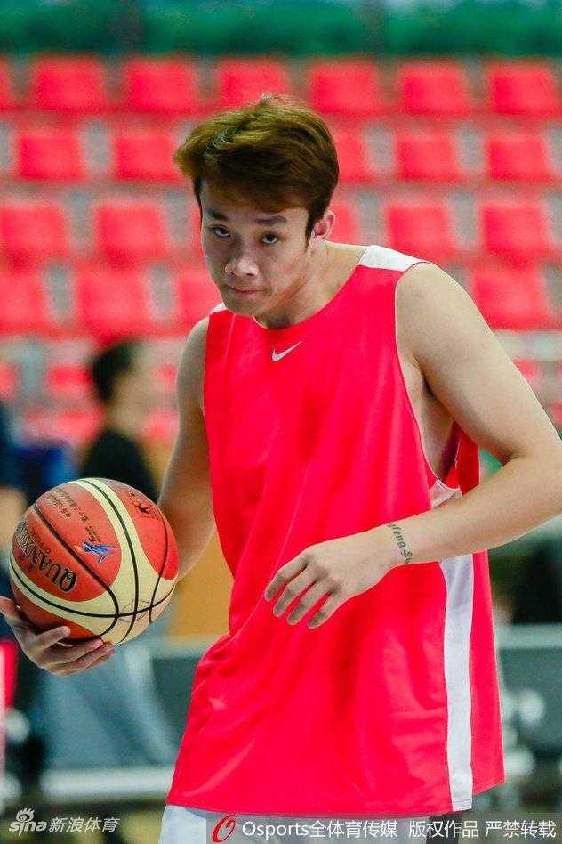 齐鲁之星闪耀塞上:丁彦雨航携“洗剪吹”新发型率山东男篮全运会预赛出征 投篮训练中的丁彦雨航高高跃起,身体在空中完全舒展,新发型在灯光的照射下显得格外有型,完美展现了亚洲第一小前锋的风采。