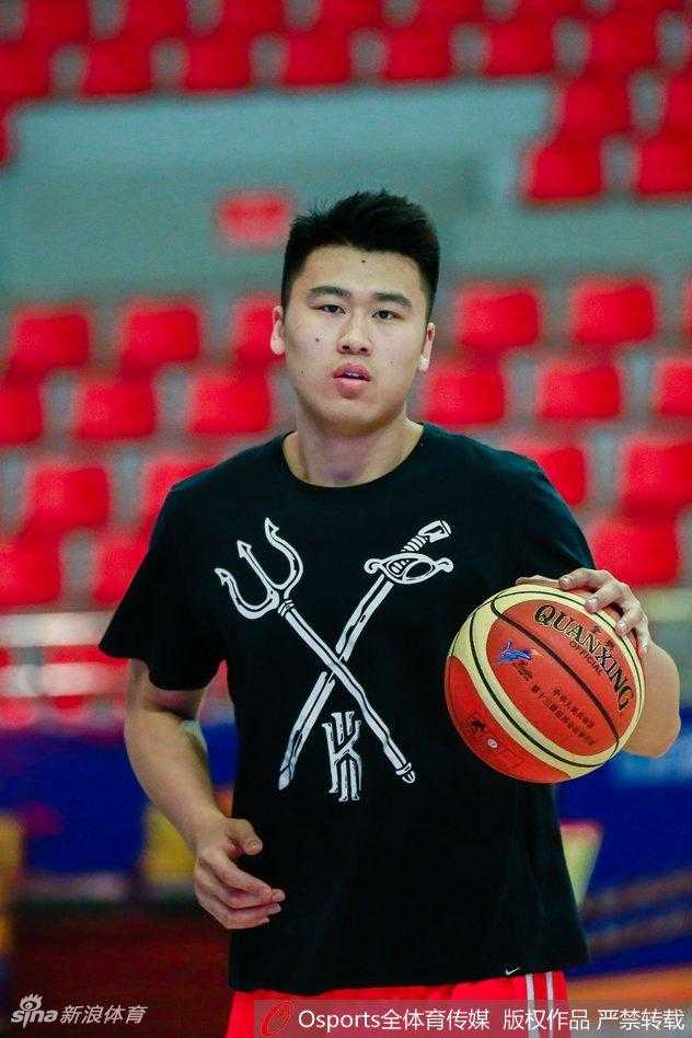 齐鲁之星闪耀塞上:丁彦雨航携“洗剪吹”新发型率山东男篮全运会预赛出征 丁彦雨航在对抗训练中强行突破,肌肉线条分明,额前的碎发被汗水打湿,但眼神中透露出的杀气和决心丝毫未减。