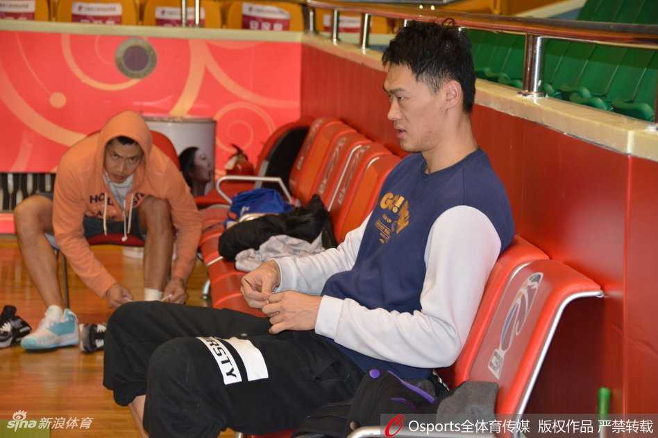 齐鲁健儿厉兵秣马 全力冲刺季后赛新征途 训练结束后,队员们并没有立刻离场,而是聚拢在一起,由邱彪指导进行最后的小结,团结一心的氛围弥漫在球场上空。