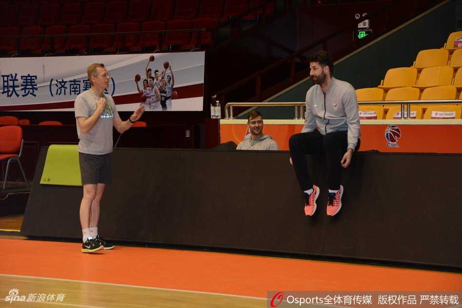 齐鲁健儿厉兵秣马 全力冲刺季后赛新征途 在分组对抗中,一名后卫球员面对防守悍将的贴身紧逼,依然从容运球寻找战机,他那灵巧的转身仿佛能撕裂任何坚固的防线。
