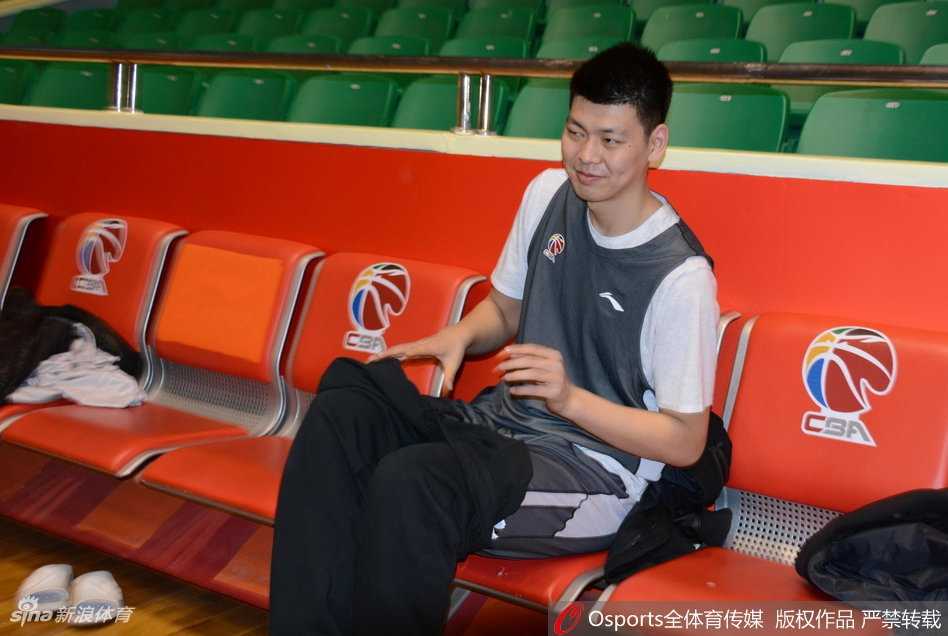 齐鲁健儿厉兵秣马 全力冲刺季后赛新征途 在明亮的训练馆里,山东男篮队员们正挥汗如雨,专注地进行着战术跑位演练,每一个眼神和动作都透露出对胜利的渴望。