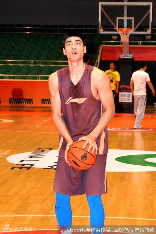 齐鲁健儿磨利刃,高速男篮静候粤军来战 山东男篮的赛前备战气氛火热,助教与球员们围拢在一起,手势翻飞,正进行着针对性的战术推演。