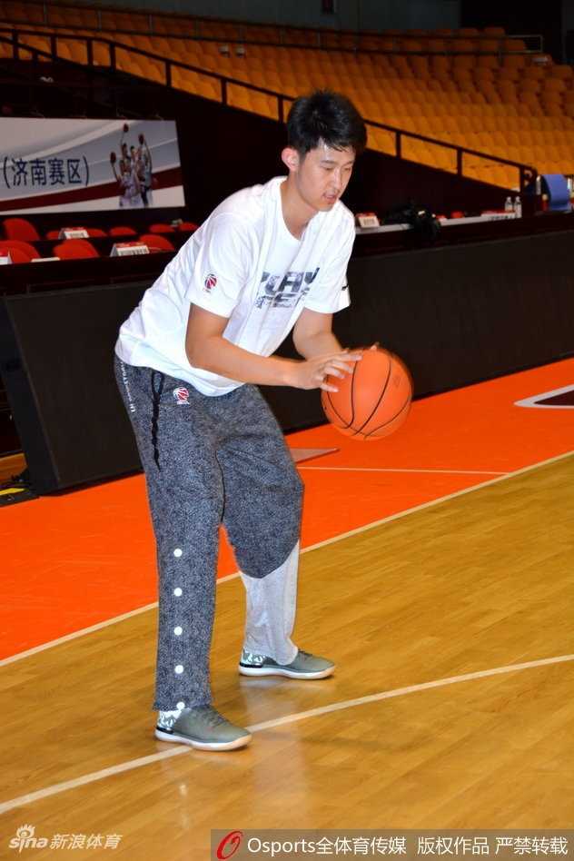 齐鲁健儿磨利刃,高速男篮静候粤军来战 潘宁在外线觅得良机,高高跃起出手三分,皮球划出优美弧线,仿佛能听到清脆的刷网声。
