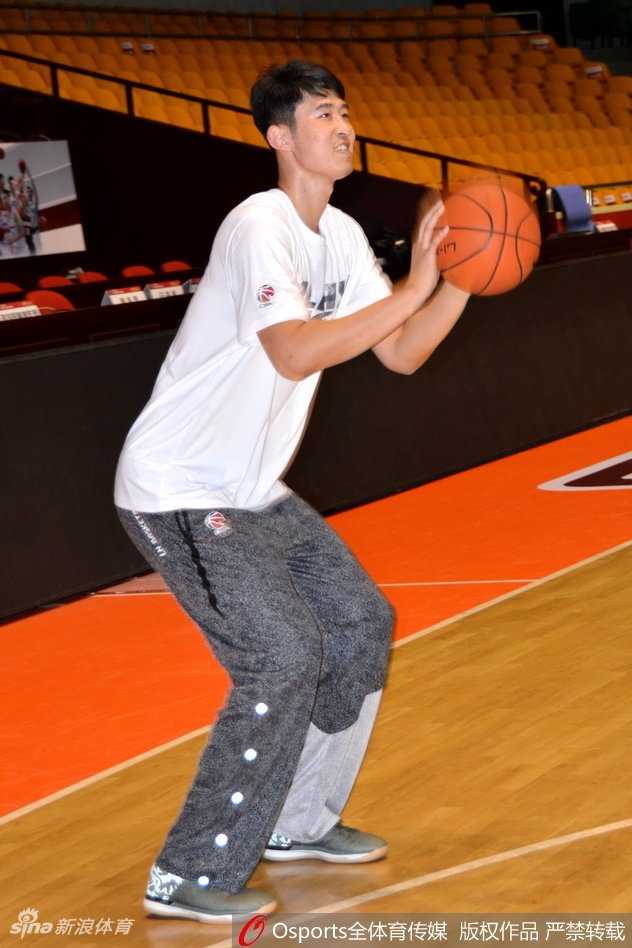 齐鲁健儿磨利刃,高速男篮静候粤军来战 助教鞠维松正全神贯注地指点着张春军的投篮手型,篮筐之下,是打磨技术的宁静角落。