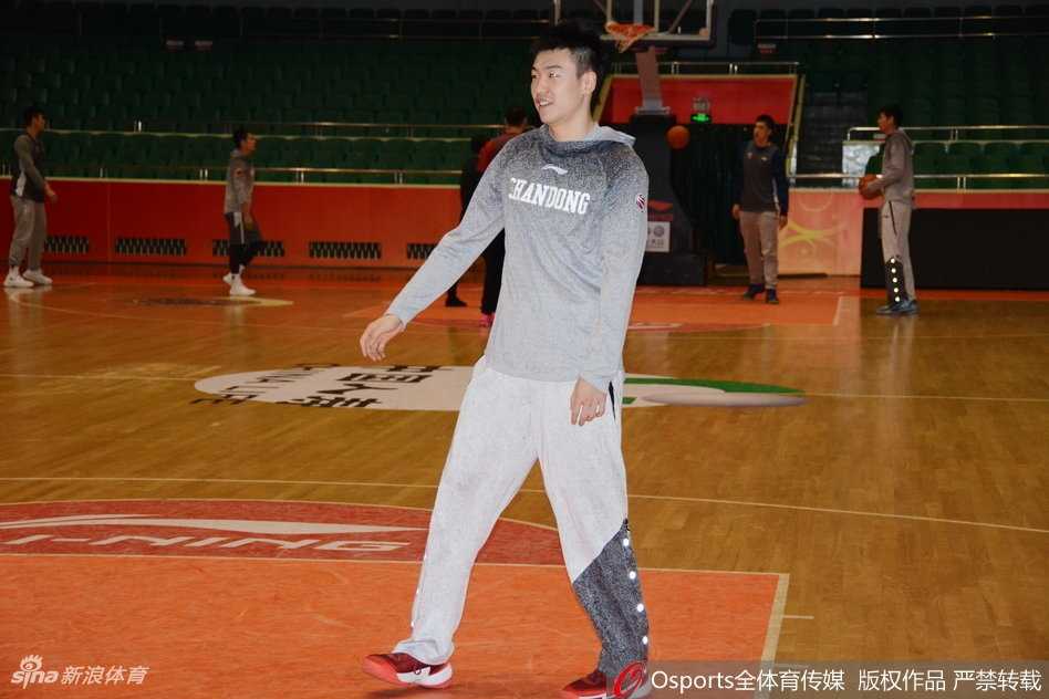 汗水顺着脸颊滑落，丁彦雨航在训练间隙双手撑膝稍作喘息，眼神却依然望向球场另一端，仿佛在沉思如何将下一轮的对手彻底击溃，坚毅与疲惫交织成动人的画面。