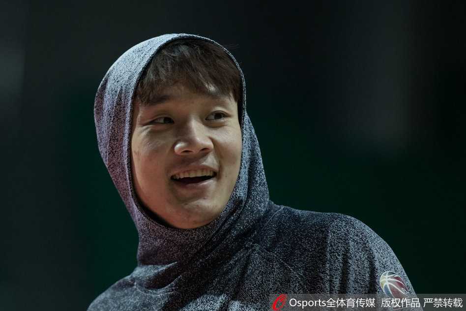 在短暂的嬉闹后，山东队迅速投入战术训练，丁彦雨航认真聆听主教练凯撒的战术布置，眼神专注，与刚才的顽皮形象判若两人。