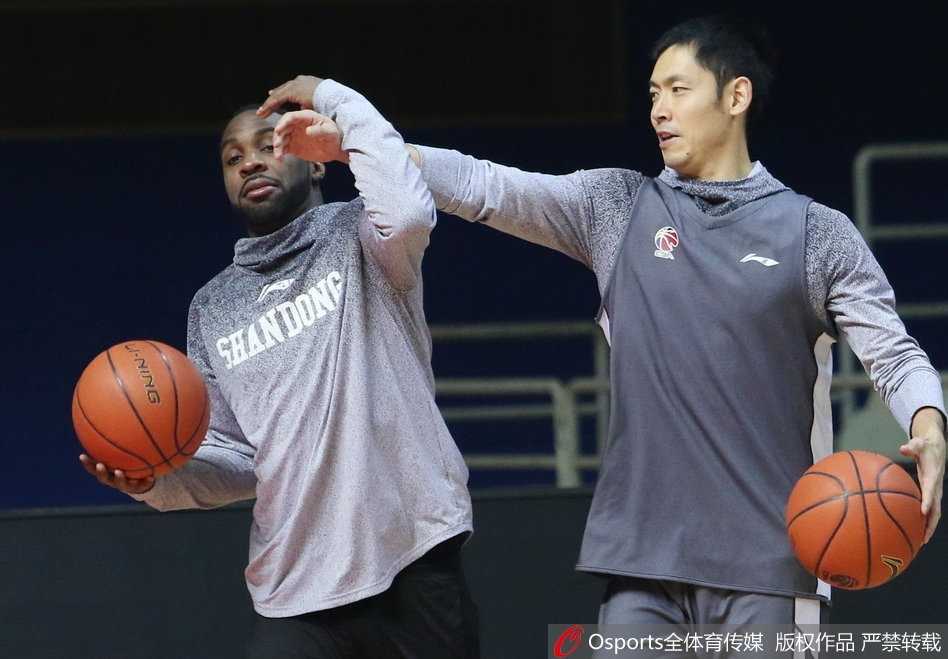 主帅凯撒双手叉腰站在场边，目光如炬地注视着场内弟子们的跑位，他的身后是替补席，场上的每一次传切配合都牵动着他的神经。