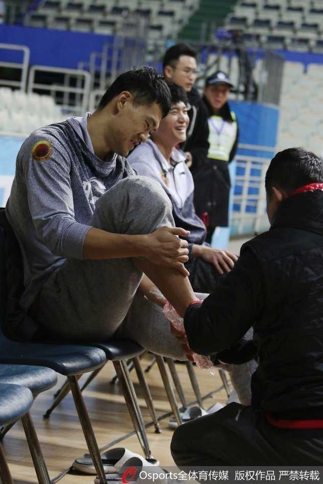 训练结束后，劳森与张庆鹏并肩走向场边，两人有说有笑，这一刻没有外援与本土之分，只有同为战友的信任与即将并肩作战的决心。