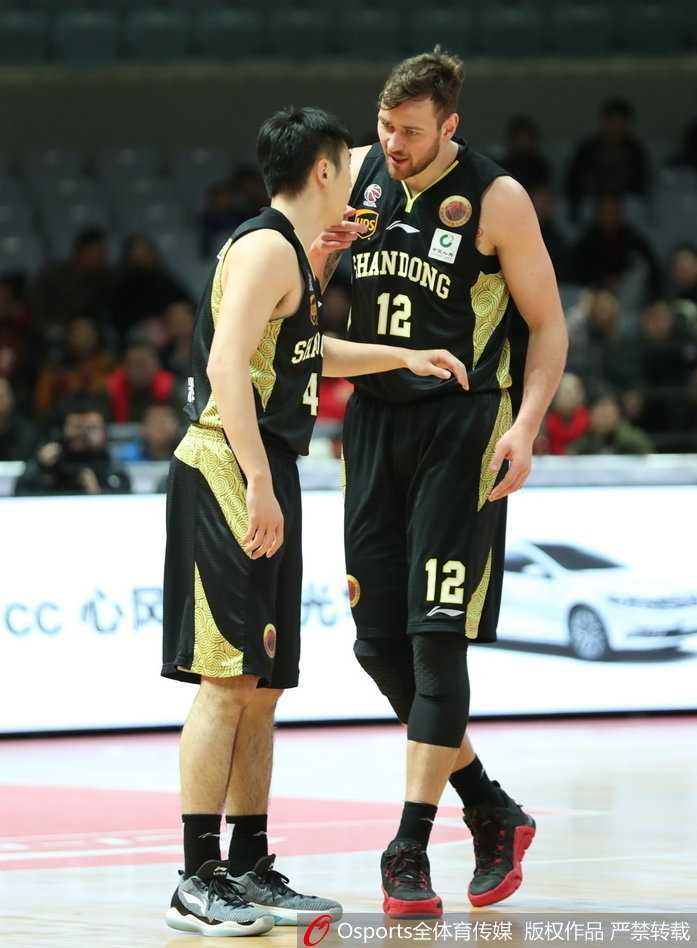 八一队年轻中锋付豪在进攻端毫不手软，面对山东高大外援的防守，果断出手跳投，眼神中充满了对胜利的渴望。