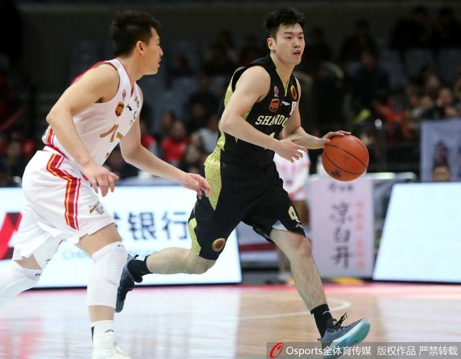 陶汉林在八一队员的拉拽防守下，依然凭借强悍的身体素质将球放入篮筐，完美诠释了“中国小鲨”的内线杀伤力。