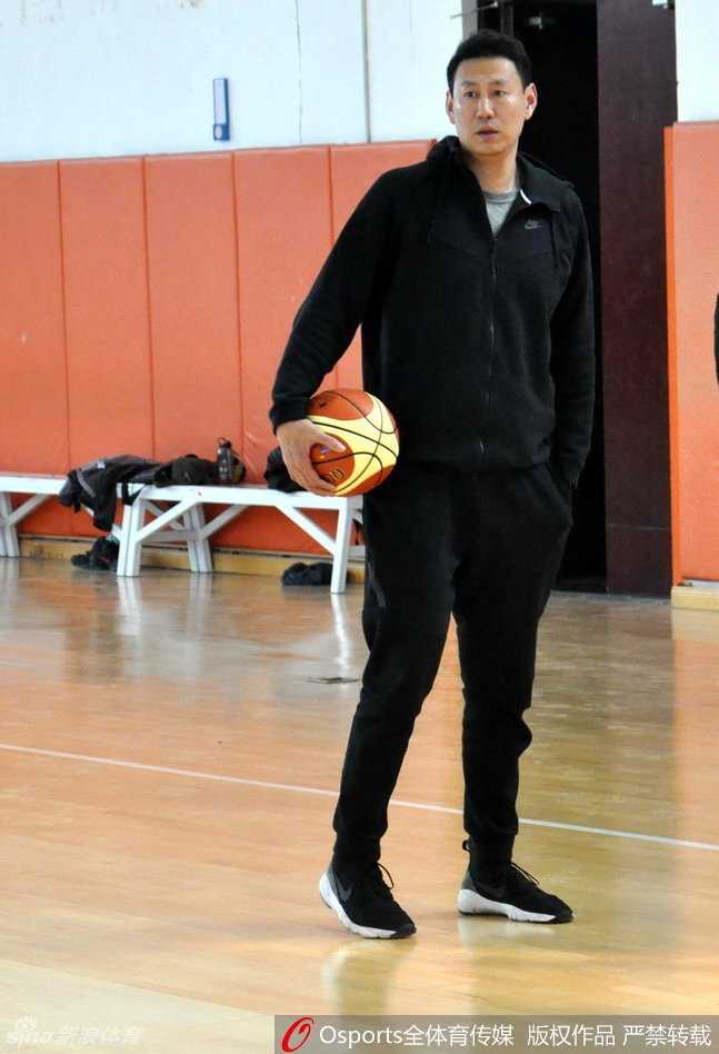 全神贯注，李楠指导手持战术板，正俯身向队员们面授机宜，每一个手势都传递着战术的精髓。