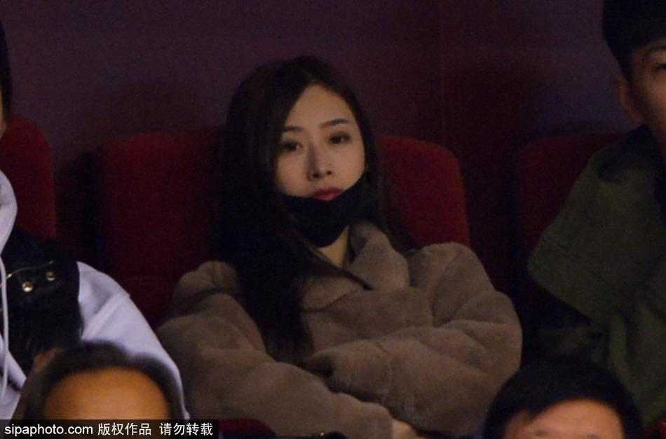 比赛进入胶着状态，丁彦雨航女友双手交叠置于膝上，神情随着场上的攻防转换而微微变化，那份紧张感几乎要溢出看台。