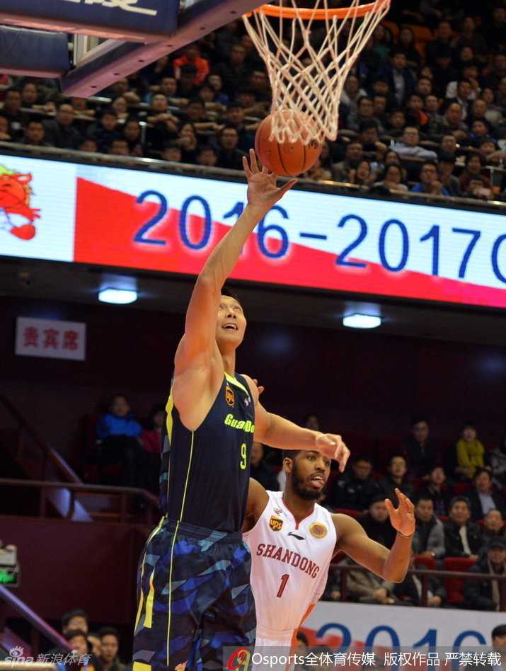 丁彦雨航命中关键球后，握拳怒吼庆祝，全场球迷起立欢呼，这一刻他就是齐鲁大地的篮球之神。