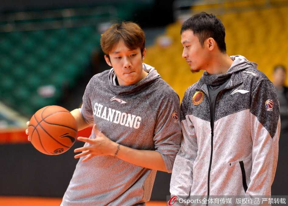 内线悍将陶汉林在篮下卡位要球，他表情刚毅，肌肉线条分明，展现出誓要捍卫球队禁区的决心。