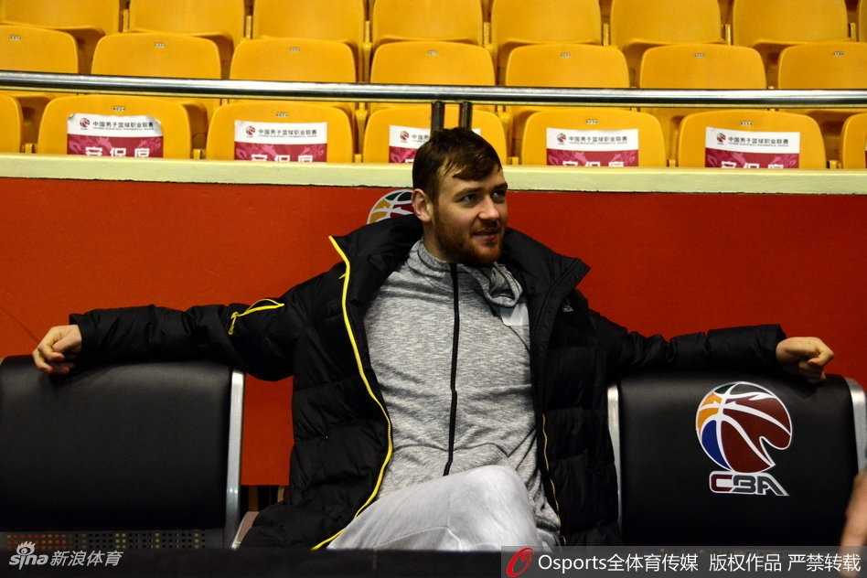 队长吴轲在防守端张开双臂宛如铁索横江，他用经验死死卡住对手的前进路线