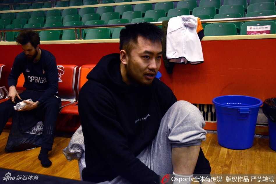 莫泰尤纳斯低位持球，肌肉线条在对抗中凸显，他正用梦幻脚步试图晃过眼前的防守人