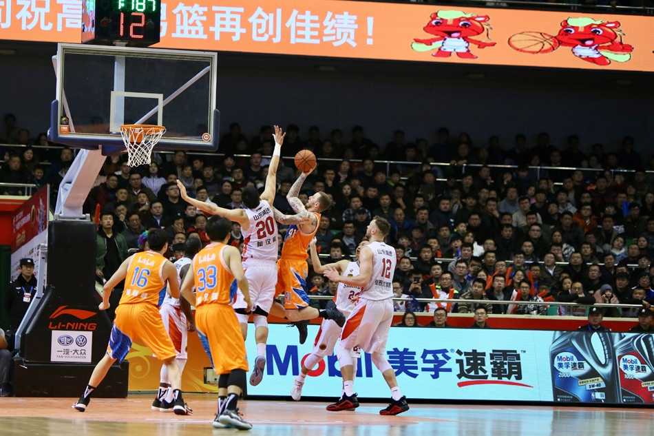 赢球后的山东众将围成一圈，彼此眼中的信任与豪情感染着现场每一个人