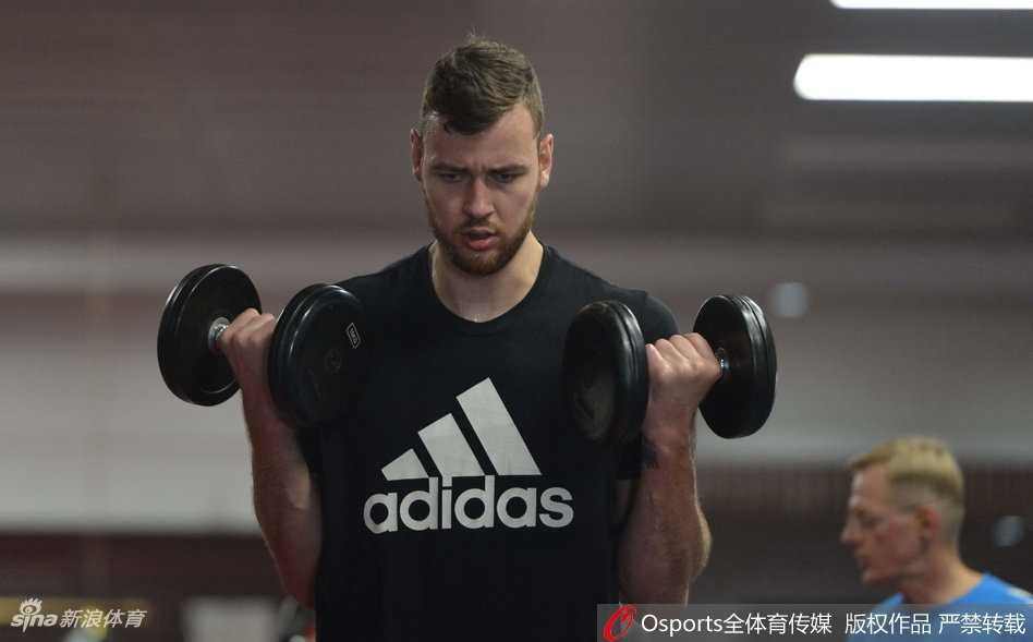 立陶宛长人莫泰尤纳斯高举手臂勾手投篮，动作舒展柔和，眼神专注尽显NBA级别细腻手感