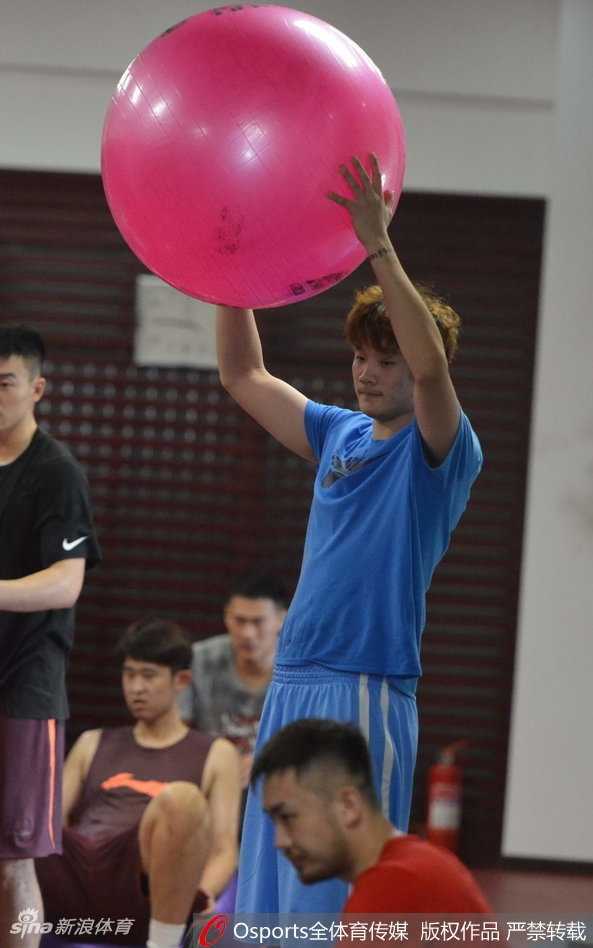 泰·劳森顶着标志性的短发，压低重心控球穿越防守，矮壮的身材在长人林中穿梭自如