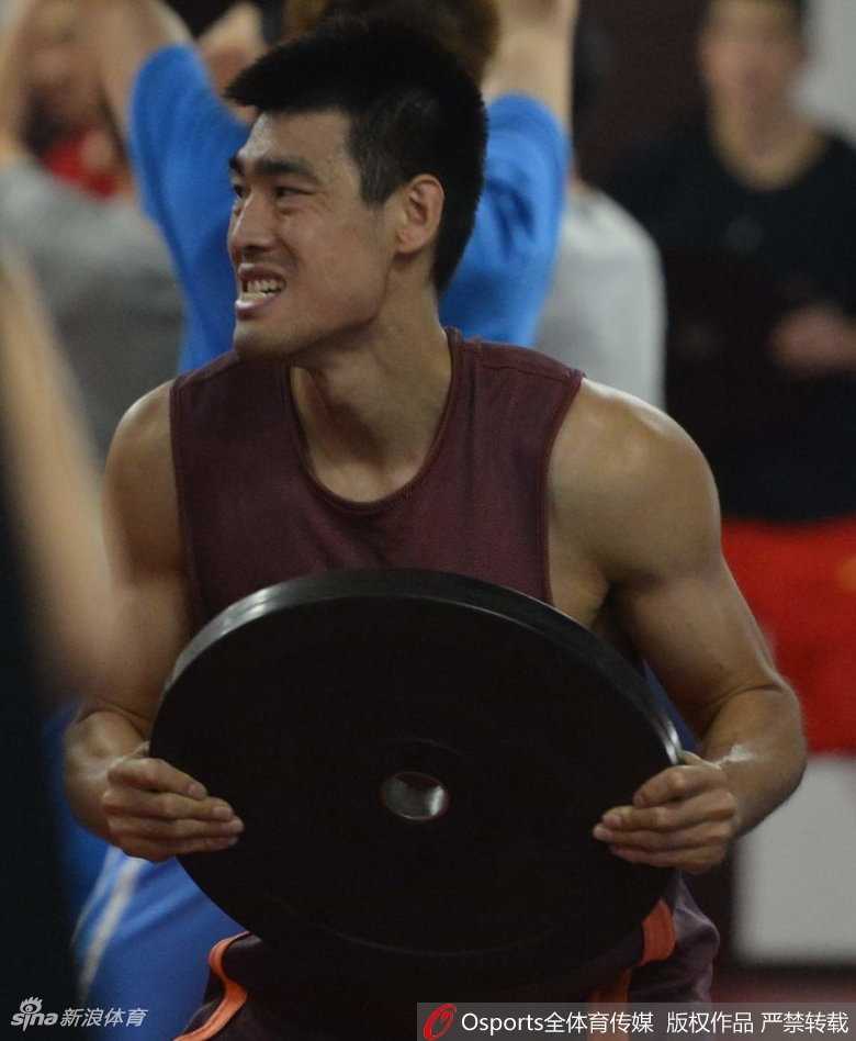 训练结束后汗水浸湿球衣的队员们坐在场边，丁彦雨航与莫泰并肩而坐，两人比划着手势交流战术心得