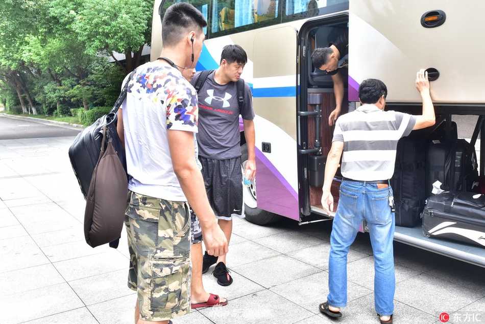 训练场上，丁彦雨航正利用训练间隙进行拉伸放松，他身后是同样在加练的队友们，这安静的一幕却仿佛能让人听到新赛季冲锋号角即将吹响。