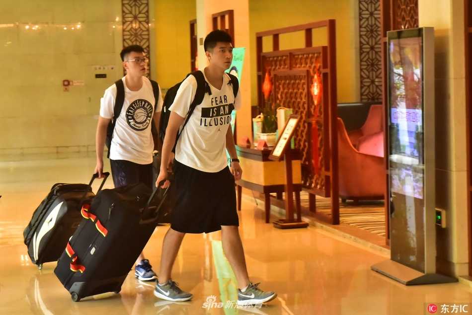 训练馆里，丁彦雨航在对抗训练后停下脚步，一边调整呼吸一边聆听助理教练的战术布置，MVP的光环下是他对每一个细节精益求精的执着。